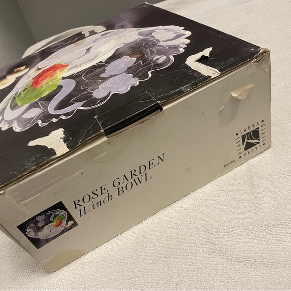 Elegant Clear Glass Bowl with Floral Design - Picture 2 of 5